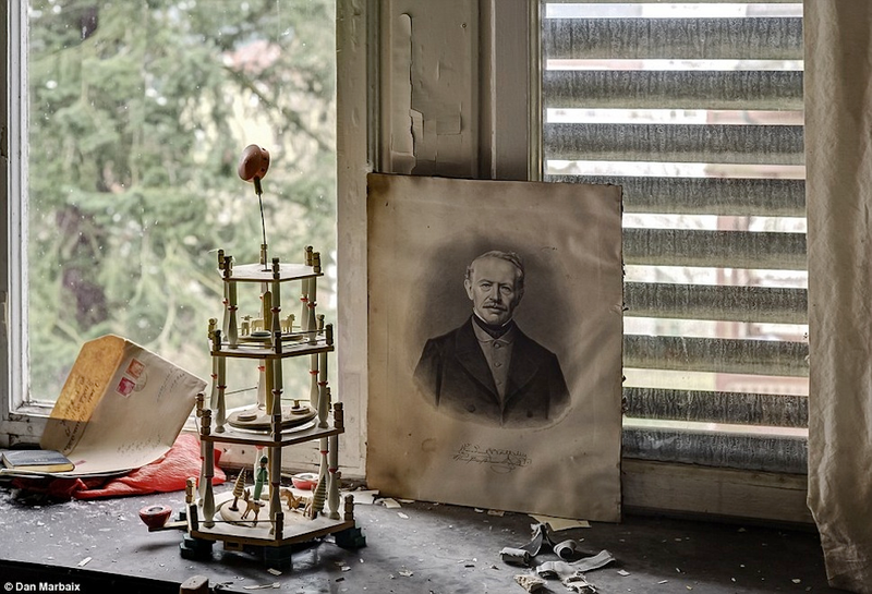 Illustration for article titled Abandoned House Is Straight Out Of A Horror Flick